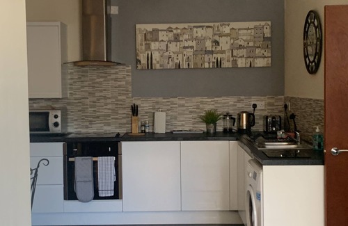 Mapperley Apartment | Absolute Stay in Sherwood-free Parking-east Midlands Airport-contractors-family