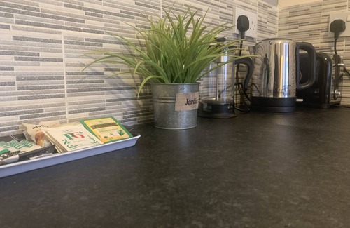 Mapperley Apartment | Absolute Stay in Sherwood-free Parking-east Midlands Airport-contractors-family