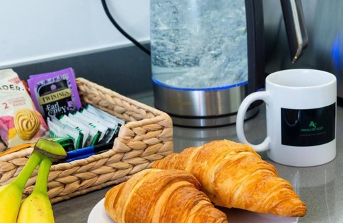 St Albans Apartment | Absolute Stays at The Ziggurat - Free Wifi Contractors Families Long Stay Discou