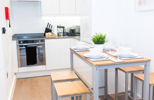 St Albans Apartment | Absolute Stays at The Ziggurat - Free Wifi Contractors Families Long Stay Discou