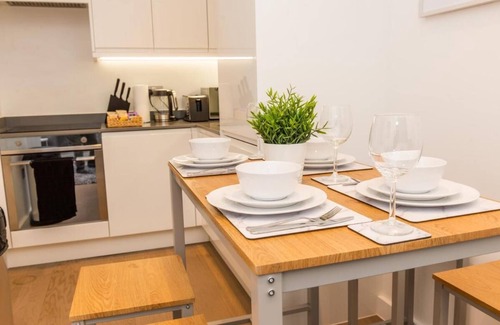 St Albans Apartment | Absolute Stays at The Ziggurat - Free Wifi Contractors Families Long Stay Discou