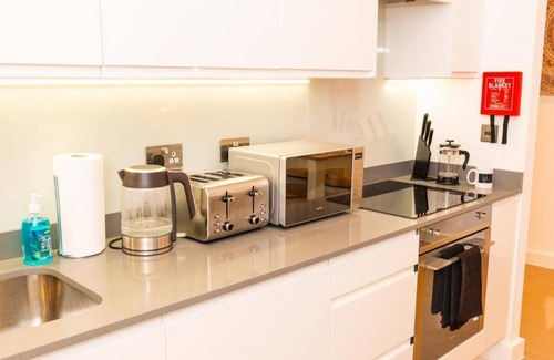 St Albans Apartment | Absolute Stays on Grosvenor- Free Wifi Families Contractors Longshort Stays