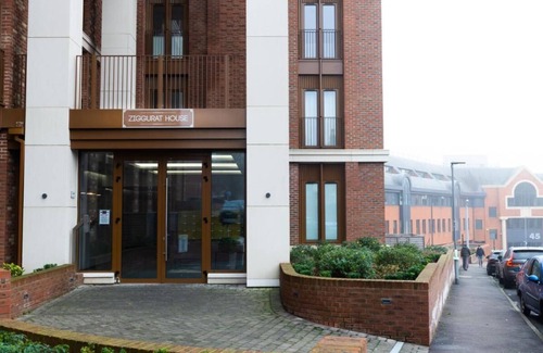 St Albans Apartment | Absolute Stays on Grosvenor- Free Wifi Families Contractors Longshort Stays