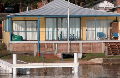 Sunshine House | Absolute water front with private jetty! Sunshine Cottage on Lake Macquarie