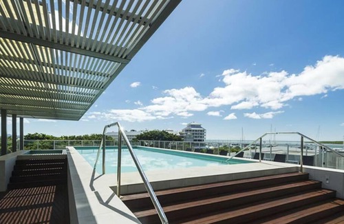 Cairns Central Business District Apartment | Absolute Waterfront Apartment