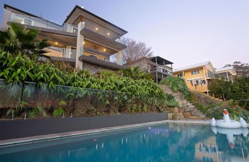 Fishing Point House | Absolute Waterfront Lakehouse Fishing Point Waterfront Pool Jetty