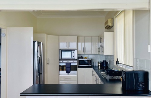 Kilaben Bay House | Absolute waterfront holiday house - blue ribbon location