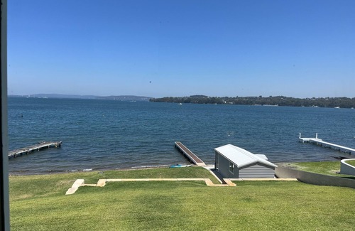 Kilaben Bay House | Absolute waterfront holiday house - blue ribbon location