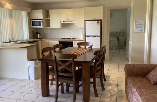 Longreach Villa | Absolute Waterfront - Banksia Villa at Shoalhaven Lodge