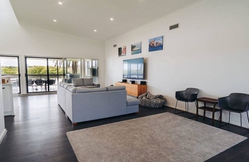 Meldale House | Absolute Waterfront Pumicestone Passage-Pontoon!