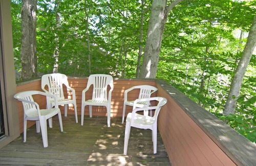 Lincoln House | AC/FP, deck, woods view, swim club, near Loon, ski shuttle. V063E by LRS
