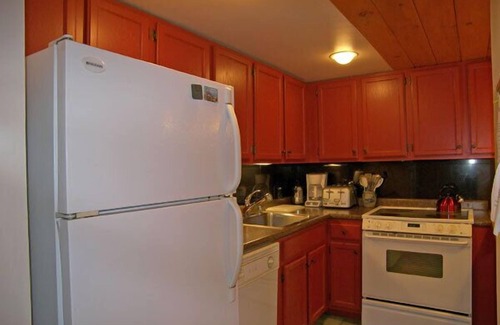 Lincoln House | AC/FP, deck, woods view, swim club, near Loon, ski shuttle. V12ME by LRS