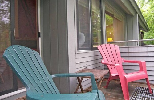 Lincoln House | AC/FP, deck, woods view, swim club, near Loon, ski shuttle. V12ME by LRS