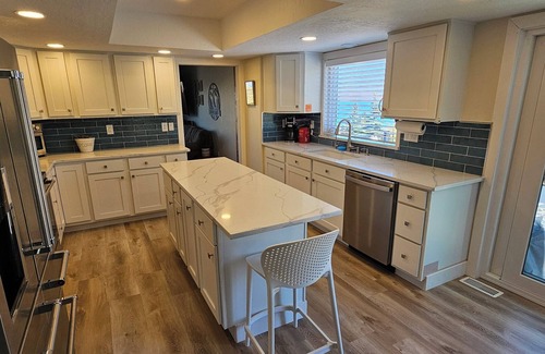 Fish Haven House | AC included. Amazing lake and mountain views. Sleeps 16 max.
