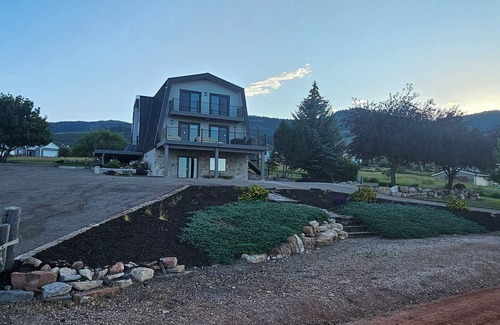 Fish Haven House | AC included. Amazing lake and mountain views. Sleeps 16 max.