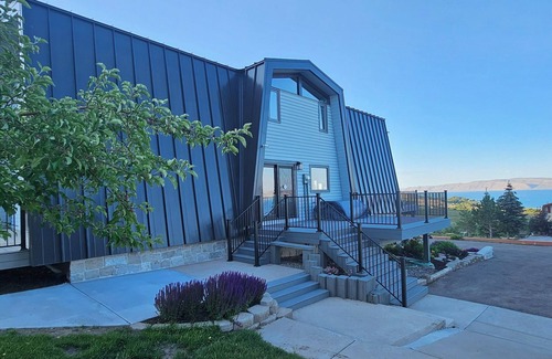 Fish Haven House | AC included. Amazing lake and mountain views. Sleeps 16 max.