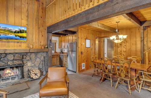 Sunriver Cabin | Ac, pet friendly, walking distance to Fort Rock Park, 8 aquatic center passes