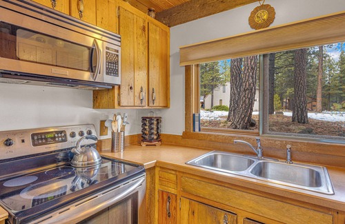 Sunriver Cabin | Ac, pet friendly, walking distance to Fort Rock Park, 8 aquatic center passes