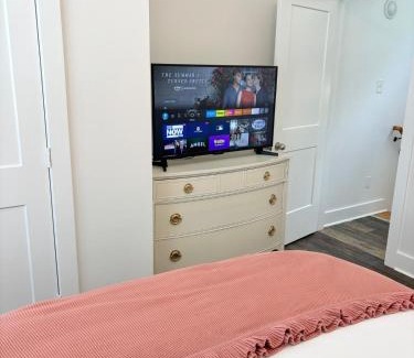 Lafayette Apartment | Acadiana Gem King Bd Fast Wi-Fi