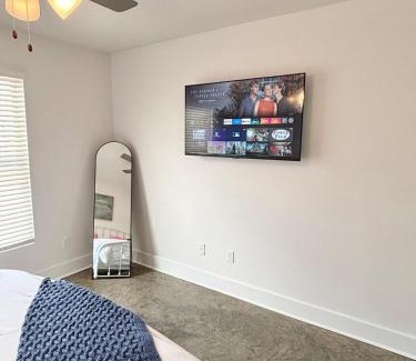 Lafayette Apartment | Acadiana Gem King Bd Fast Wi-Fi