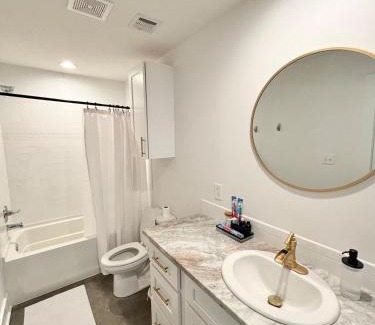 Lafayette Apartment | Acadiana Gem King Bd Fast Wi-Fi