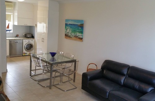 Glenelg North Apartment | Acaill Accommodation