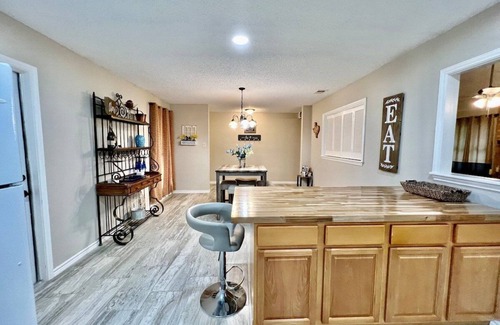 North San Antonio - SAT Cottage | Accessible 3BR Northern Hills Insurance Housing Fast Wi-Fi W/D Long Stay