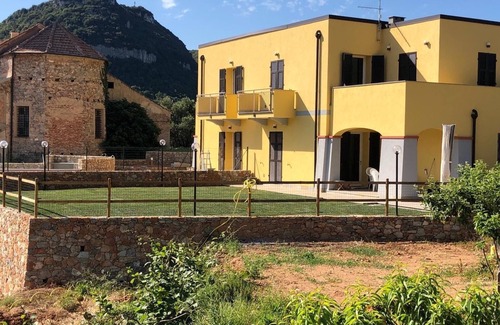 Finale Ligure Villa | Accogliente Appartamento in Villa 62mq, Grande Giardino Privato, Animali Ammessi