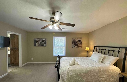 West Meade Apartment | Ace Condo w/ Hot Tub | Only 15 mins to Broadway!