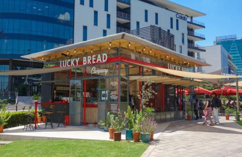 Menlyn Apartment | Ace Location walk to Sun Arena & Menlyn CBD WiFi Self Catering