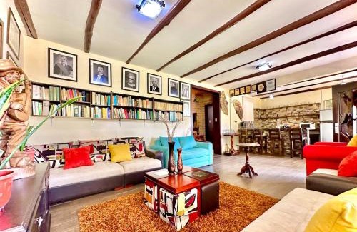 Cuenca House | Acogedora cabaña de 2hab, 2bañ y BBQ, garajes, WiFi