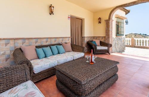Sayalonga House | Acogedora Villa Con Piscina, Barbacoa, Chimenea y Vistas a La Sierra