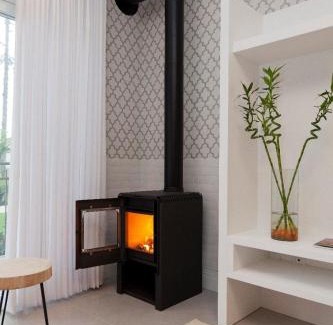 Carniel Apartment | Aconchego na Serra com Lareira e Piscina aquecida 4min Centro