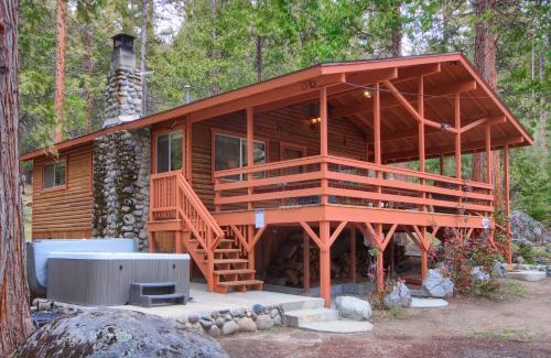 North Wawona House | Acorn Alley Inside Yosemite - Dog Friendly w/Hot tub, Fire pit, EV Charger