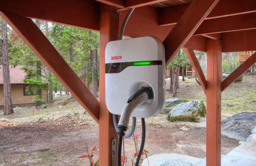 North Wawona House | Acorn Alley Inside Yosemite - Dog Friendly w/Hot tub, Fire pit, EV Charger