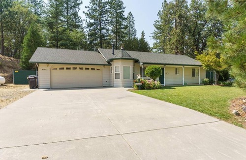 Oakhurst House | Acorn House - Charming house in green heaven with pool table with lovely backyard