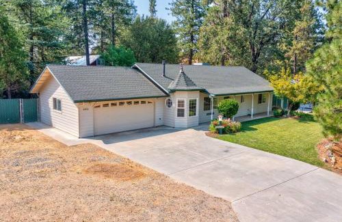Oakhurst House | Acorn House - Charming house in green heaven with pool table with lovely backyard