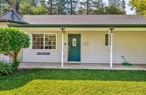 Oakhurst House | Acorn House - Charming house in green heaven with pool table with lovely backyard