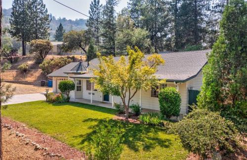 Oakhurst House | Acorn House - Charming house in green heaven with pool table with lovely backyard