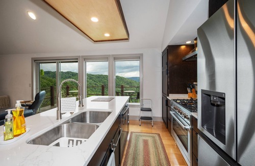 Ferguson Cabin | Acorn Ridge: Scenic mountain retreat with hot tub, panoramic views, and classic