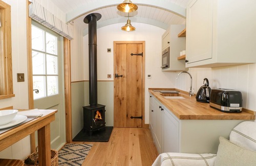Weston-super-Mare Cottage | ACORN, romantic, with hot tub in Bleadon