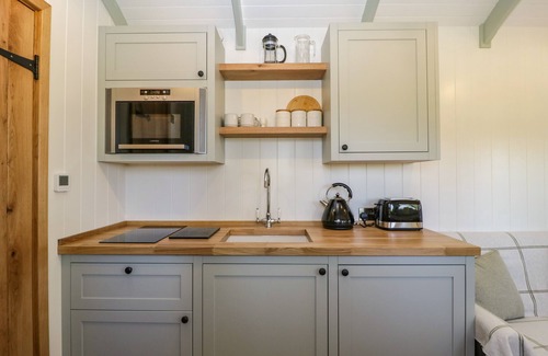 Weston-super-Mare Cottage | ACORN, romantic, with hot tub in Bleadon