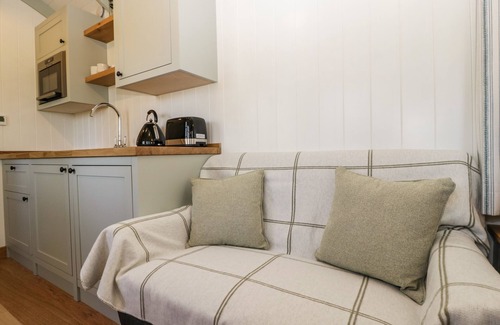 Weston-super-Mare Cottage | ACORN, romantic, with hot tub in Bleadon