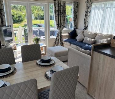 Tattershall House | Acres Corner Retreat Inc Hot tub at Tattershall Lakes Country Park