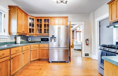 Kingsville House | Across from Colasanti's tropical Gardens and Close to Mastronardi's Winery