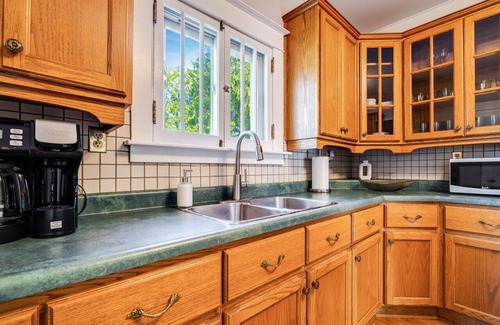 Kingsville House | Across from Colasanti's tropical Gardens and Close to Mastronardi's Winery