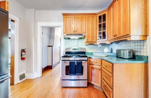Kingsville House | Across from Colasanti's tropical Gardens and Close to Mastronardi's Winery