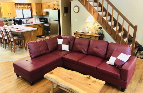 Bushkill Cabin | Across From Ski/Indoor Pool/Gym/Restaurant-short-Walk see video Saw Creek Estate