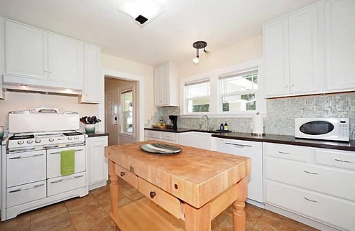 Sebastopol House | Across from The Barlow/Wine country
