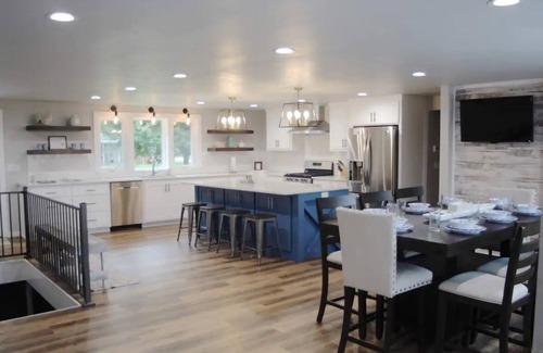 Ashwaubenon House | Across the street from Lambeau! Remodeled 5 bedroom house with big backyard!